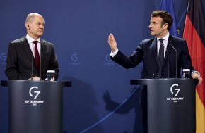 Macron e Scholz in un vertice del 2022, foto Ap