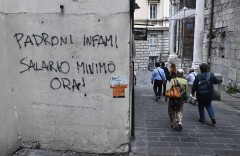 Tutta l’opposizione (tranne Renzi): «Salario minimo a 9 euro»