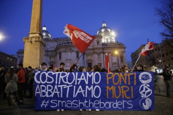 A Roma la piazza antirazzista. «Basta stragi, governo responsabile»