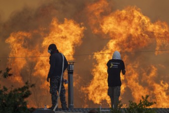 Le fiamme raggiungono il villaggio di Gennadi, in Grecia foto Ap
