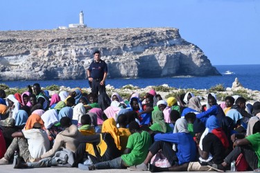 Migranti a Lampedusa, foto Ciro Fusco /Ansa