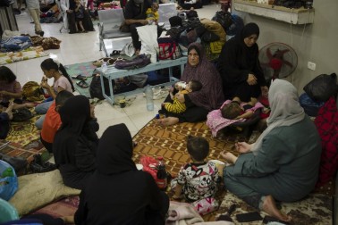 Palestinesi rifugiati in un ospedale di Khan Younis durante un bombardamento foto Ap