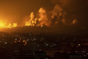 foto Bombardamento israeliano su Gaza