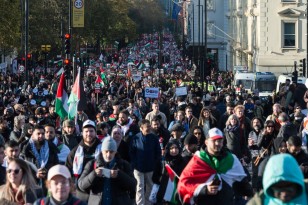 Centinaia di migliaia di manifestanti marciano a Londra in solidarietà con il popolo palestinese, chiedendo il cessate il fuoco foto di Wiktor Szymanowicz/Getty Images