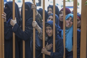Khan Yunis, donne palestinesi fuori dall’obitorio dell’ospedale Nasser foto Ap/Mohammed Talatene