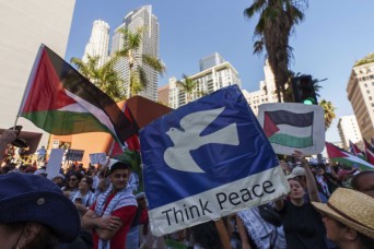 Los Angeles, manifestazione per la pace a Gaza Ap/Damian Dovarganes