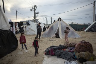 Sfollati palestinesi nelle tende del campo improvvisato nella zona di Muwasi foto Ap/Fatima Shbair