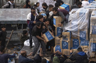 Rafah, camion umanitari presi d'assalto da palestinesi affamati