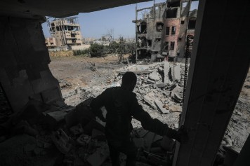Una casa distrutta da un raid israeliano nel campo profughi di Al Maghazi foto Epa/Mohammed Saber