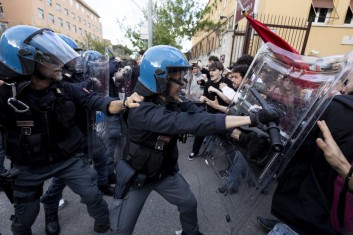 La carica della polizia alla manifestazione alla Sapienza del 16 aprile foto Ansa