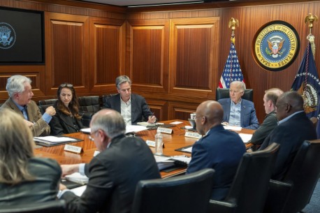 Joe Biden e il team della sicurezza nazionale nella Situation Room alla Casa bianca durante l'attacco iraniano a Israele
