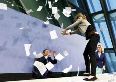 Azione contro Draghi presidente della Bce nel 2015 dell'attivista Josephine Witt 
