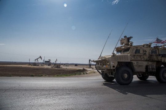 Carri armati Usa lungo i giacimenti petroliferi nel nord est della Siria