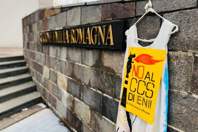 I cartelli davanti alla sede della Regione Emilia Romagna