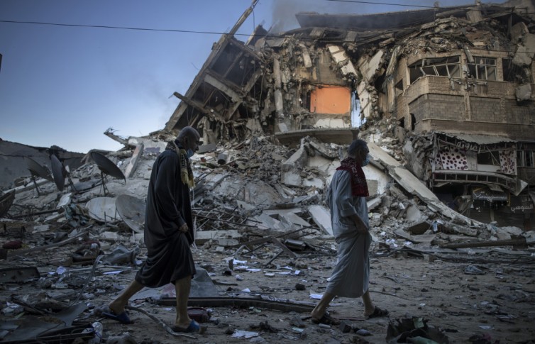 Macerie di un palazzo a Gaza bombardato dall'aviazione israeliana