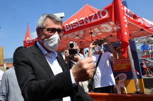 Il segretario Cgil Landini a una manifestazione degli operai della Gkn che chiedono lo sciopero generale