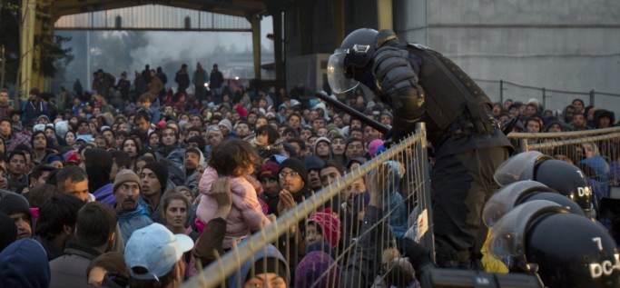 Polizia slovena ferma migranti al confine con l'Austria nel 2015 