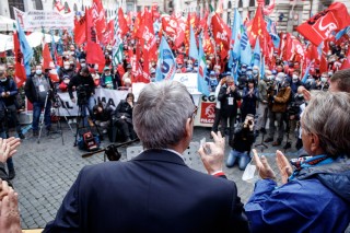 Il comizio del segretario Cgil Maurizio Landini ieri a piazza SS. Apostoli a Roma alla manifestazione Cgil, Cisl, Uil Lazio