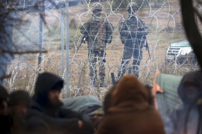 Polizia di frontiera polacca controlla i migranti al di là del confine con la Bielorussia 