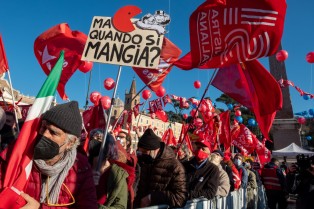 La manifestazione sindacale per lo sciopero generale a Roma il 16 dicembre 2021