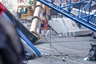Torino, crollo di una gru in via Genova, morti tre operai 