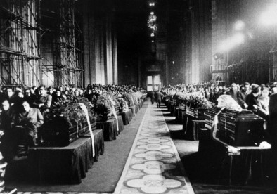 Un aspetto dei funerali che si sono svolti nell'interno del Duomo. Fuori dal Duomo una folla immensa 