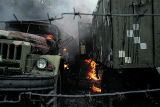Blindati ucraini colpiti dai bombardamenti russi su una base militare a Mariupol 